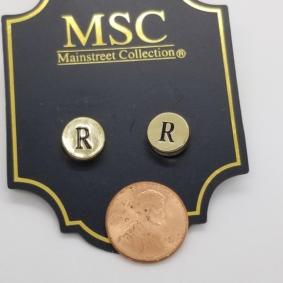 NWT MSC Mainstreet Collection gold tone R initial stud earrings - Picture 2 of 3